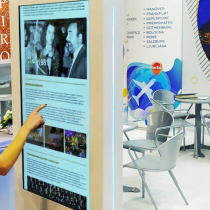 Hola-Systems-Hola-Interaktivni-kiosk-43-sa-ekranom-osetljivim-na-dodir-Sajam-turuzma