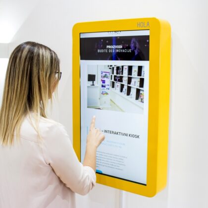 Hola-Systems-Interaktivni-displej-osetljiv-na-dodir-Portret