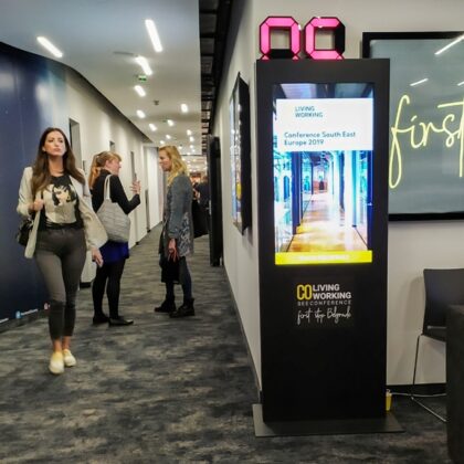 Hola-Systems-Interaktivni-kiosk-43-sa-ekranom-osetljivim-na-dodir-Coworkig-Konferencija-3