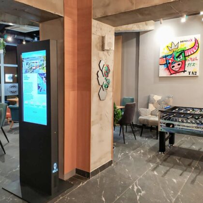 Hola-Systems-Interaktivni-kiosk-43-sa-ekranom-osetljivim-na-dodir-TI-Hub