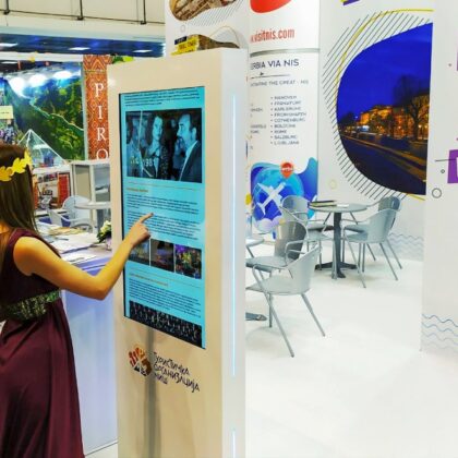 Hola-Systems-Interaktivni-kiosk-43-sa-ekranom-osetljivim-za-turisticke-centre