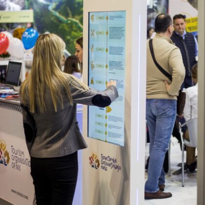 Hola-Systems-Interaktivni-kiosk-43-sa-ekranom-osetljivim-za-turisticke-centre-sajmove