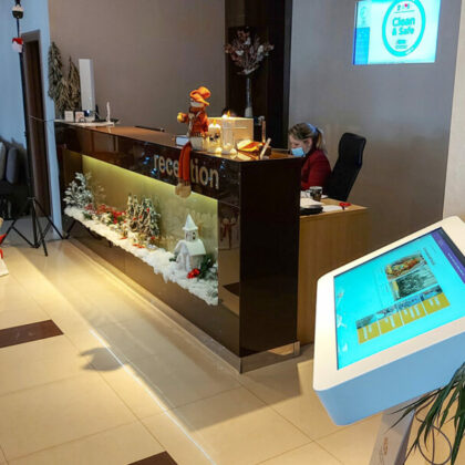 Hola-Systems-Hola-interaktiver-Display-für-Hotels-32-TO-Nis-Hotel-Tami-1024x605