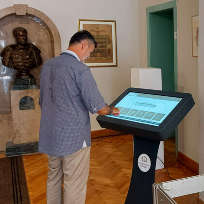 Hola-Systems-Interaktiver-Display-32-für-Museen-Galerien-Kragujevac-1-1024x663
