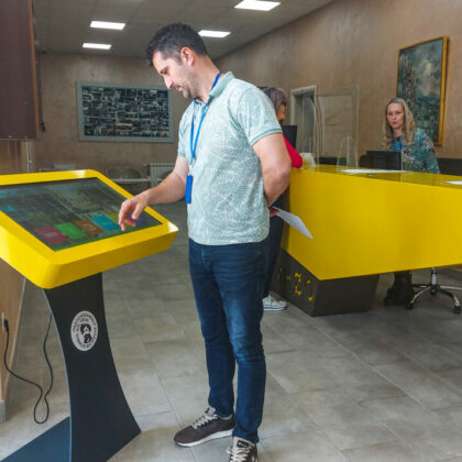 Hola-Systems-interaktiver-Display-Kiosk-für-Bibliotheken-Čačak-1024x715