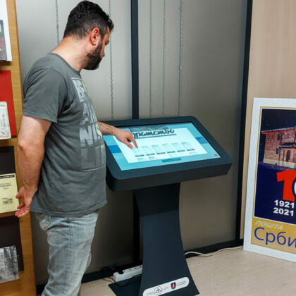 Hola-Systems-interaktiver-Info-Schalter-32-Novi-Pazar-1-1024x577