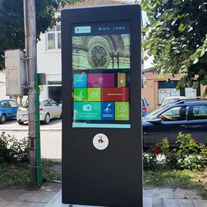 hola-systems-hola-interaktiver-outdoor-kiosk-49-totem-kiosk-rekovac-2.jpg