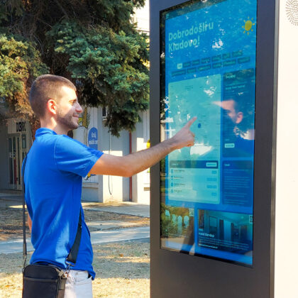Hola-Systems-Interaktivni-spoljni-kiosk-49-sa-ekranom-osetljivim-na-dodir-za-turisticke-centre