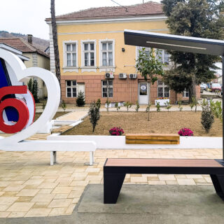 Hola-Systems-Interactive-solar-bench-solarna-klupa-Lebane-1 Hola-Systems-Interactive-solar-bench-solarna-klupa-Lebane-1