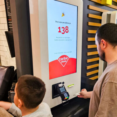 Hola-Systems-uredjaj-za-porucivanje-hrane-i-naplatu-ordering-kiosk-caribic-pizza