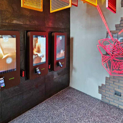 Hola-Systems-uredjaj-za-porucivanje-hrane-i-naplatu-ordering-kiosk-wok